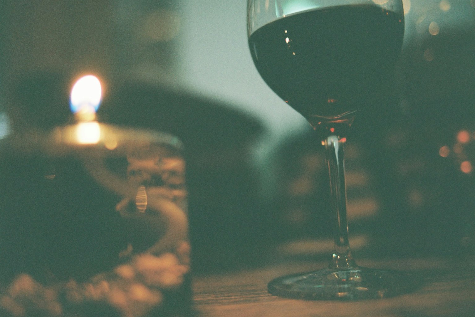 Vaso de vino tinto con suave luz de vela