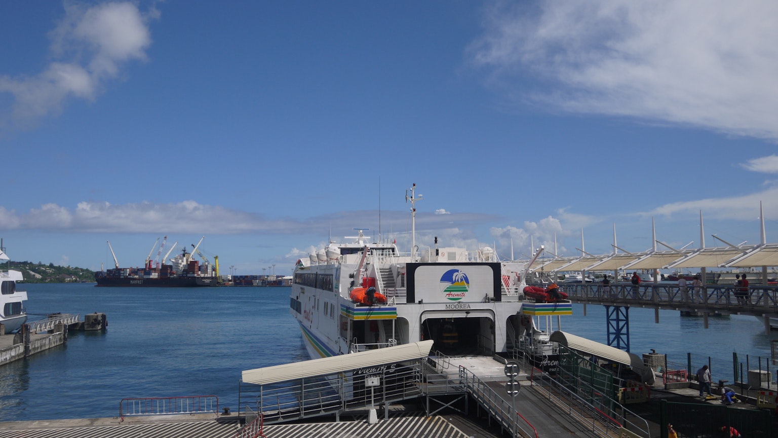 Ferry atracado en un puerto con cielo azul