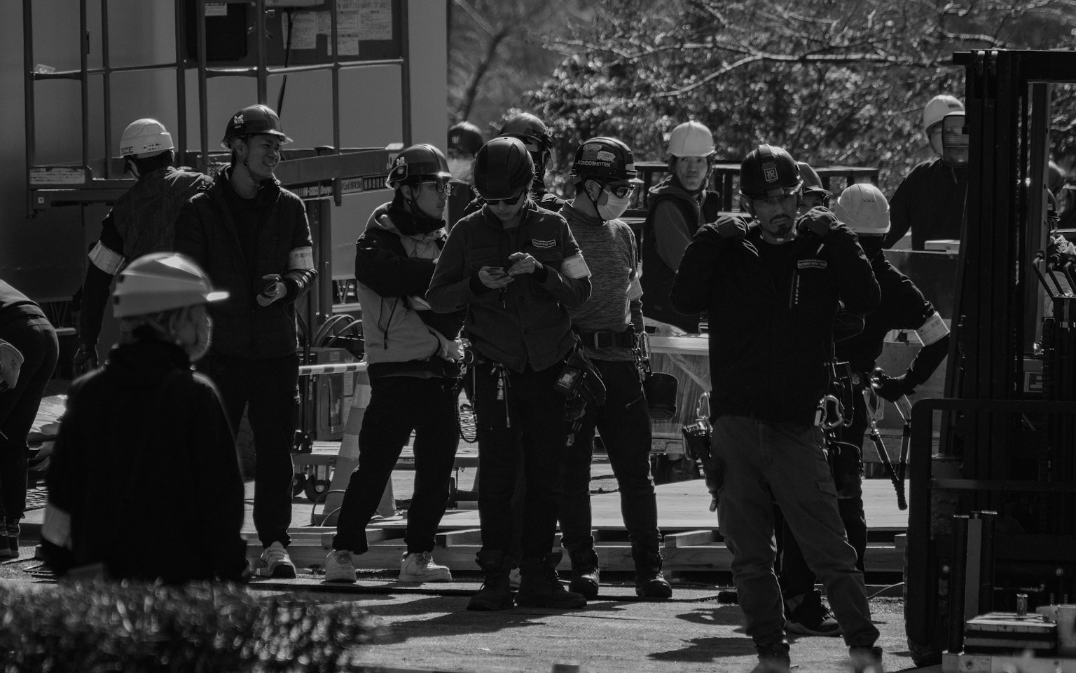 Un gruppo di lavoratori in uniforme riuniti che indossano caschi in un ambiente di lavoro