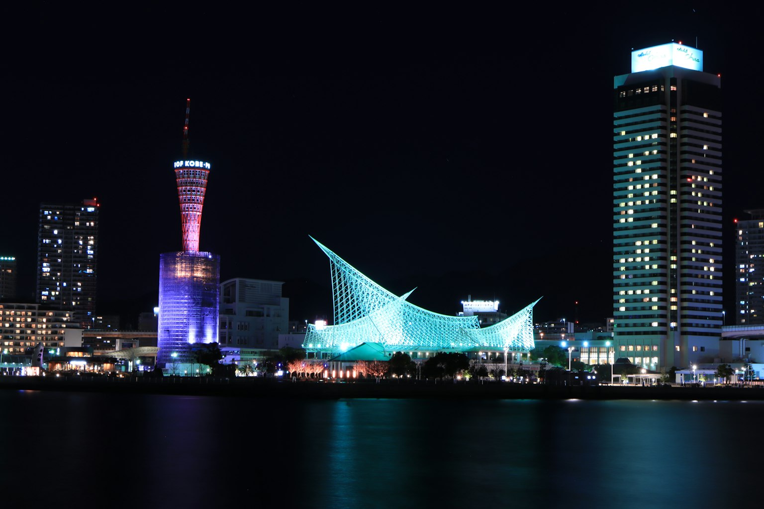 Bâtiments architecturaux illuminés la nuit à Kobe