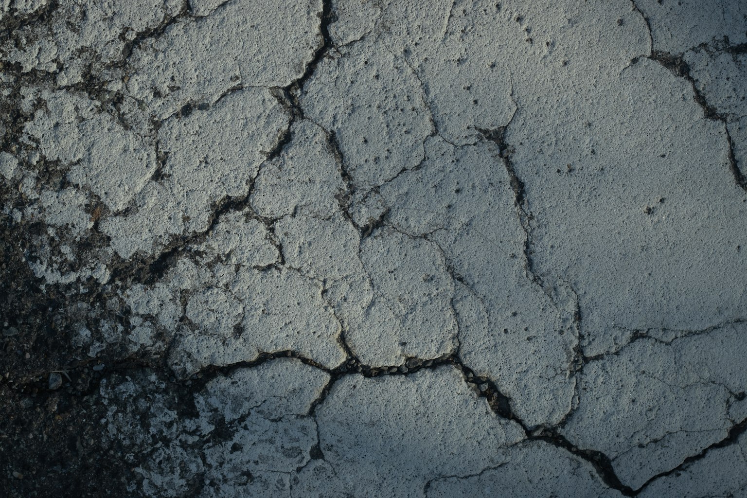 Texture de béton fissuré avec fond sombre
