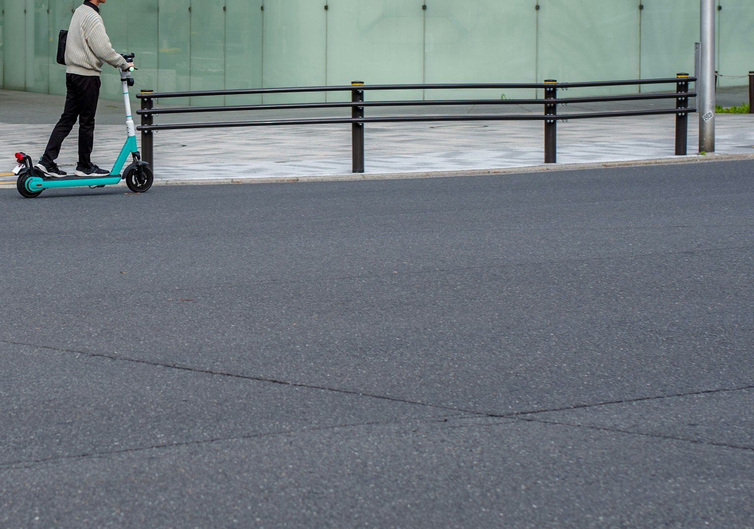 Une personne sur un scooter électrique bleu sur une route