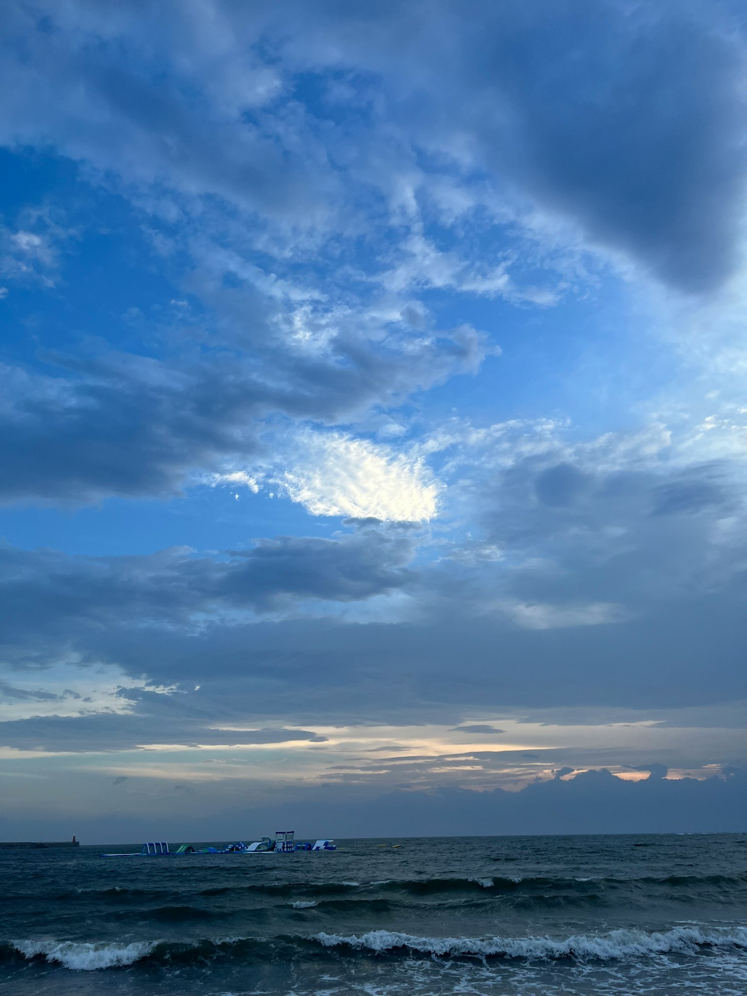 Paysage maritime avec ciel bleu et nuages au-dessus de l'océan