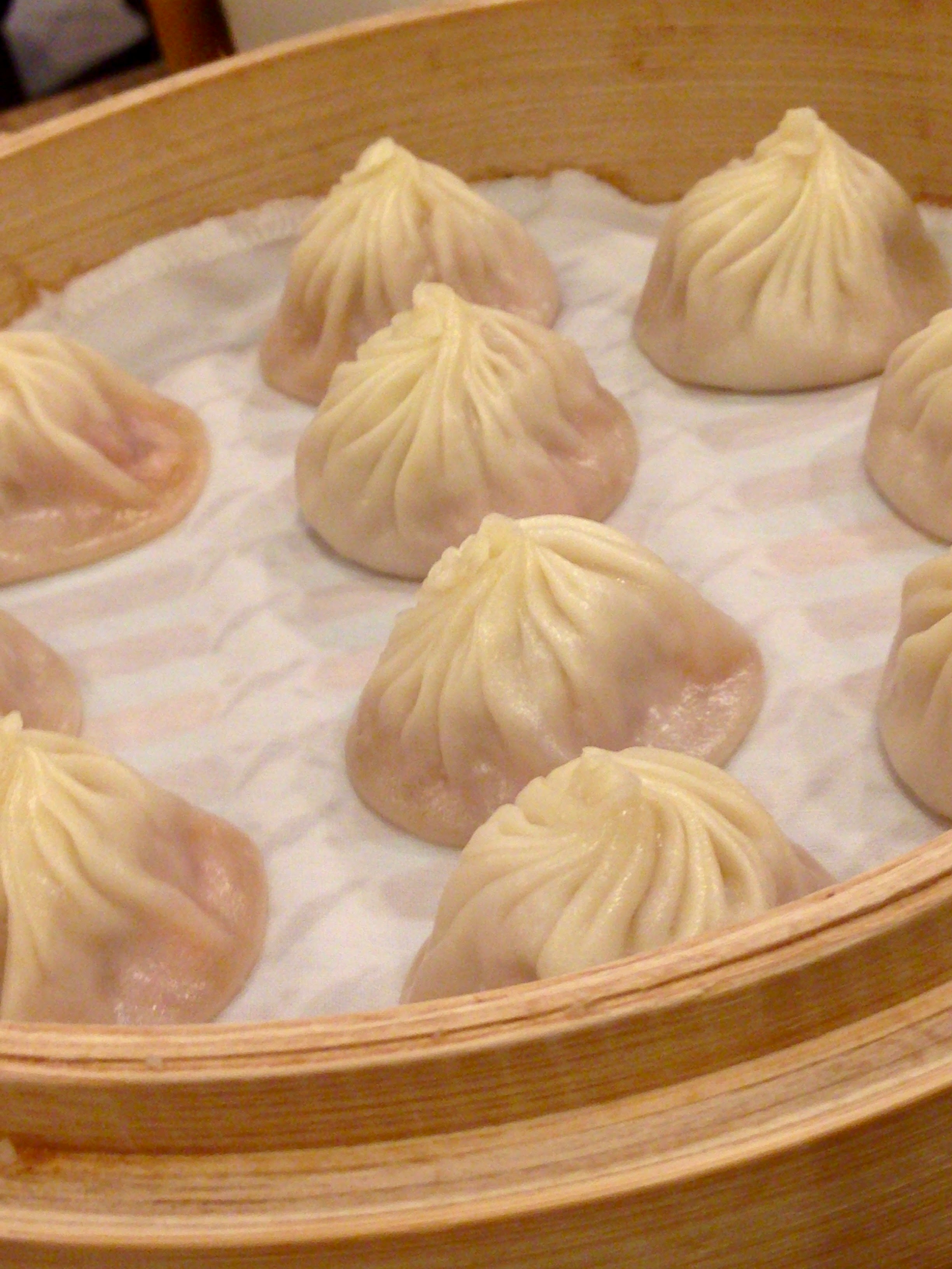 竹蒸笼里的小笼包蒸饺