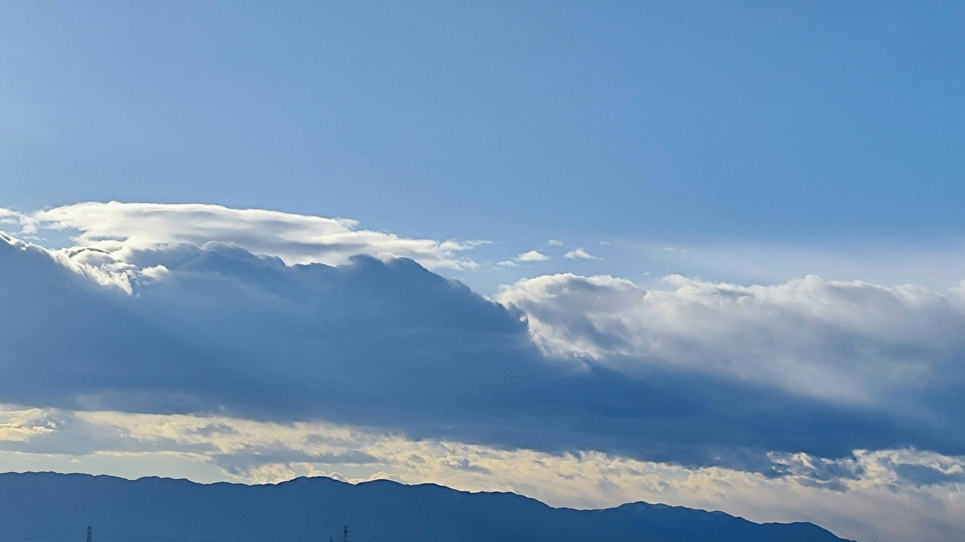 Bergkette mit ziehenden Wolken
