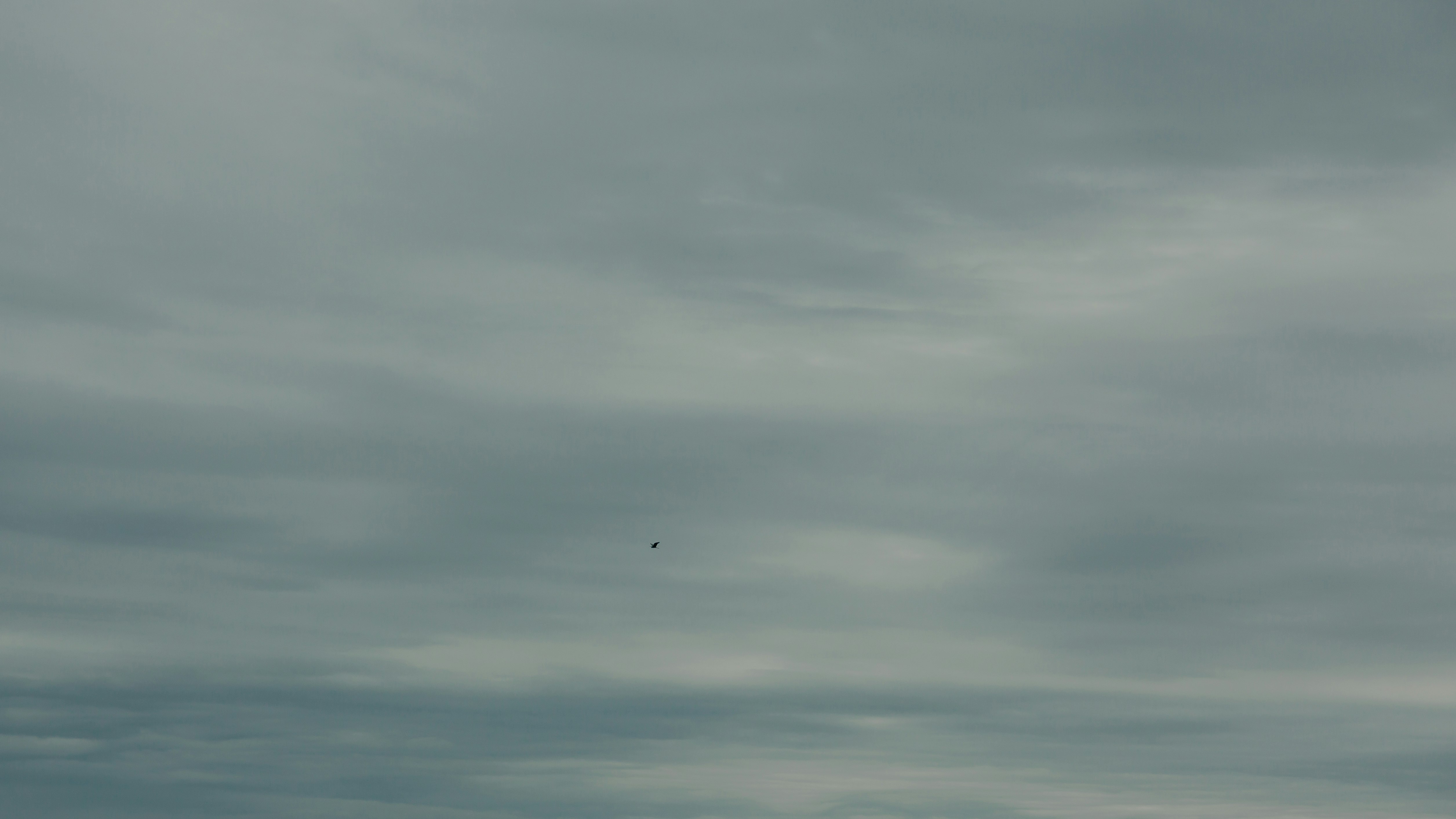 曇り空に広がる薄い雲のグラデーション