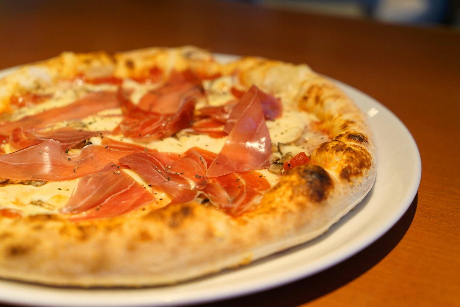Pizza fraîchement cuite garnie de prosciutto