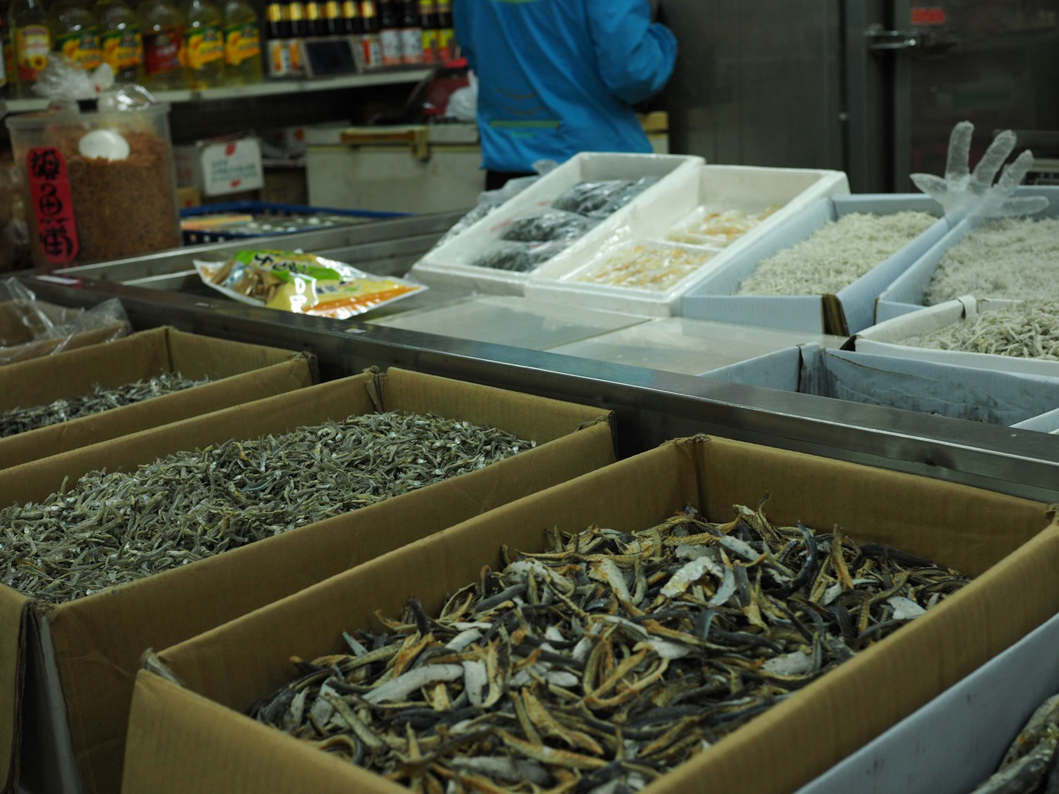Escena de mercado con cajas de especias y pescado seco
