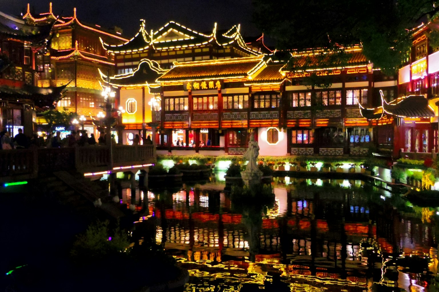 夜晚美丽的中国传统建筑和池塘的倒影