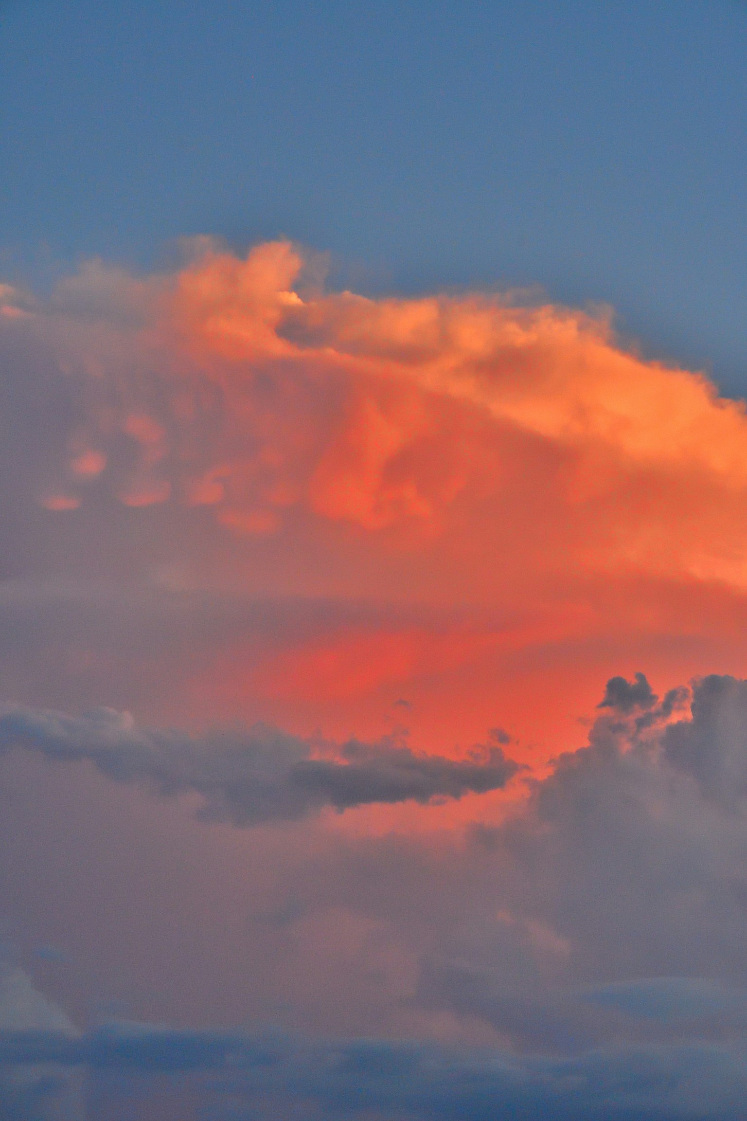 Ciel avec des nuages illuminés par un coucher de soleil