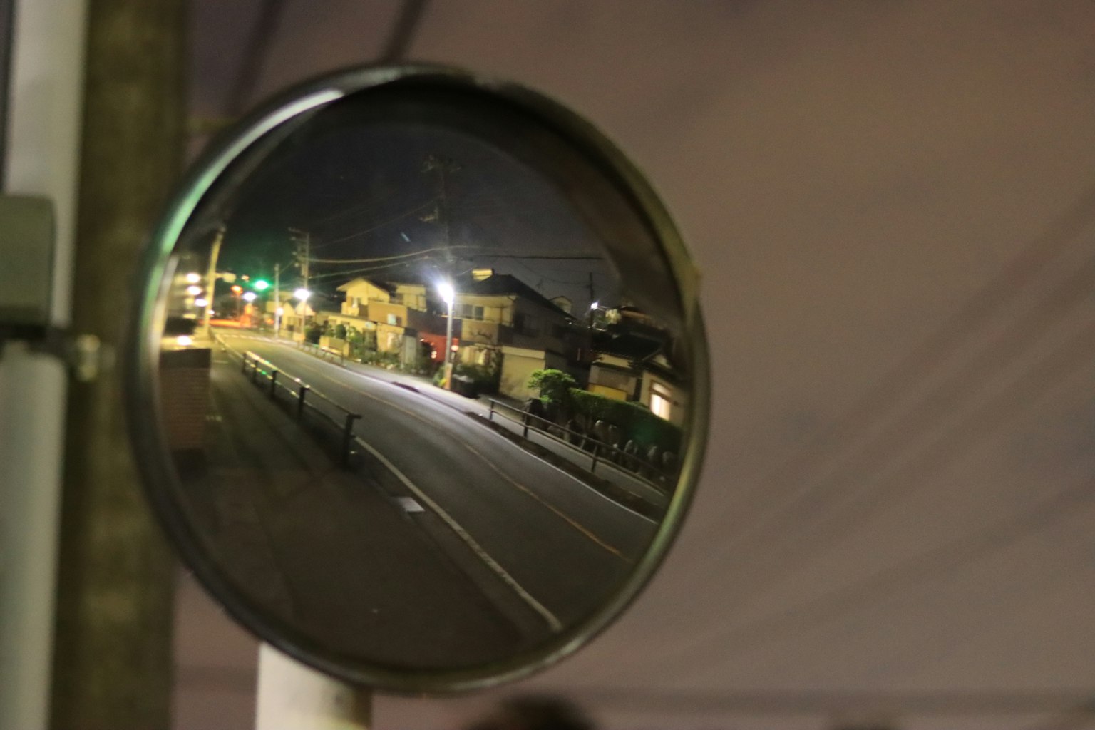 弯曲镜子反射夜间街道场景