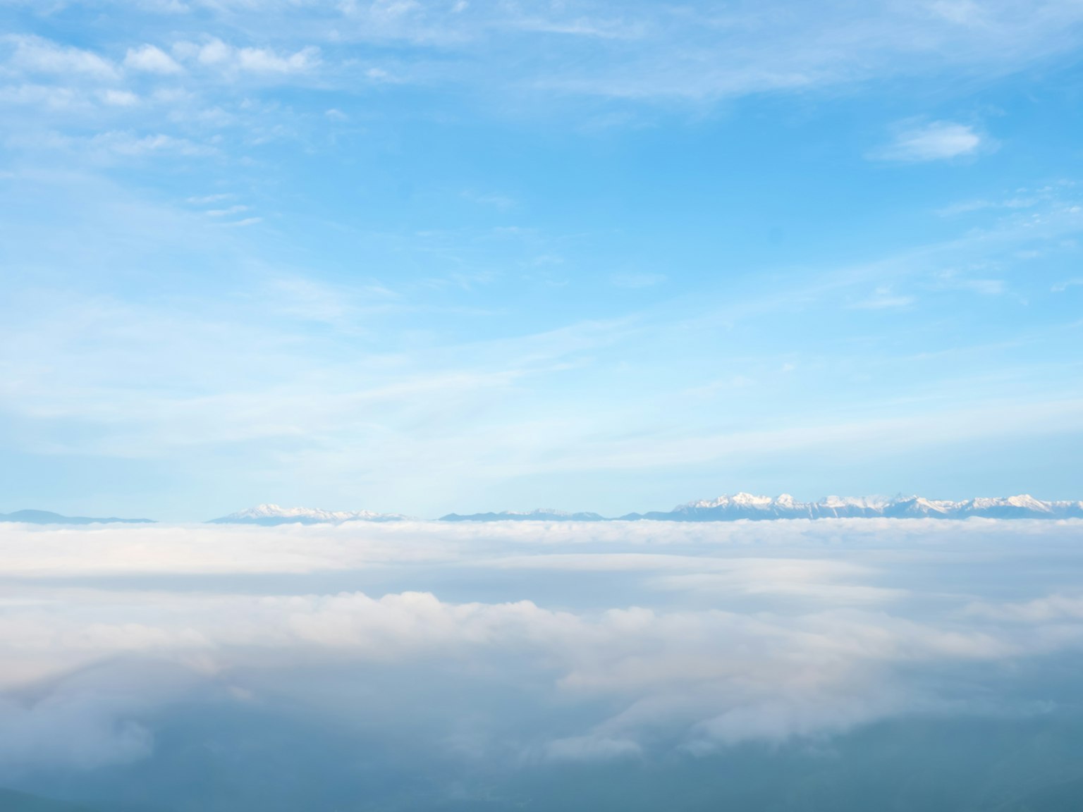 Amplio cielo azul con nubes blancas esponjosas