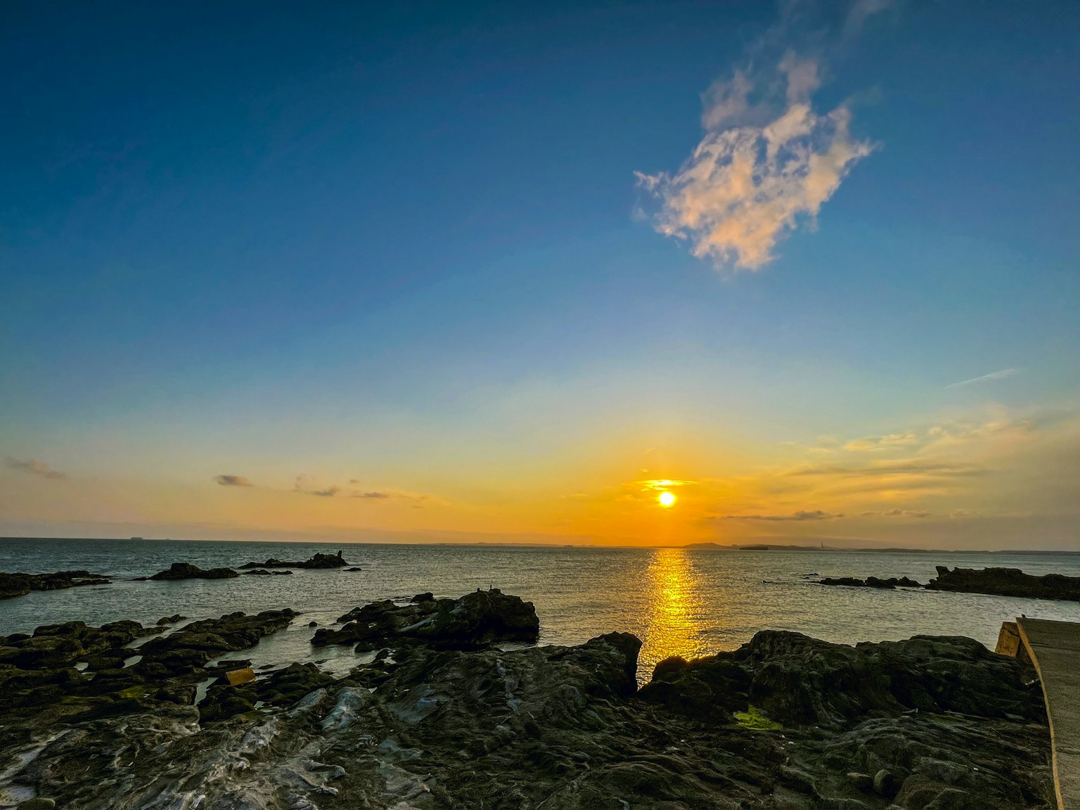 Bellissimo tramonto sull'oceano con rocce in primo piano