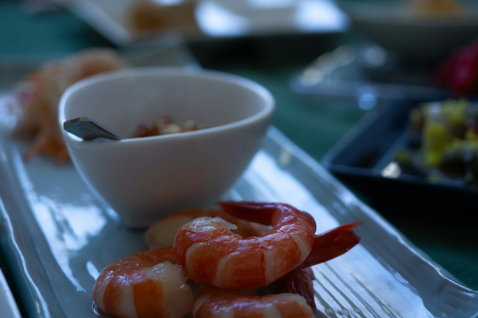 Crevettes servies sur une assiette avec un petit bol de sauce