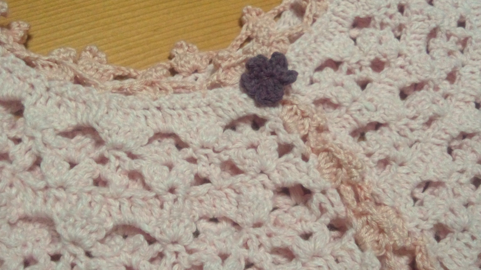 เสื้อถักนิตที่ละเอียดอ่อนในสีอ่อนพร้อมลวดลายดอกไม้สีม่วง