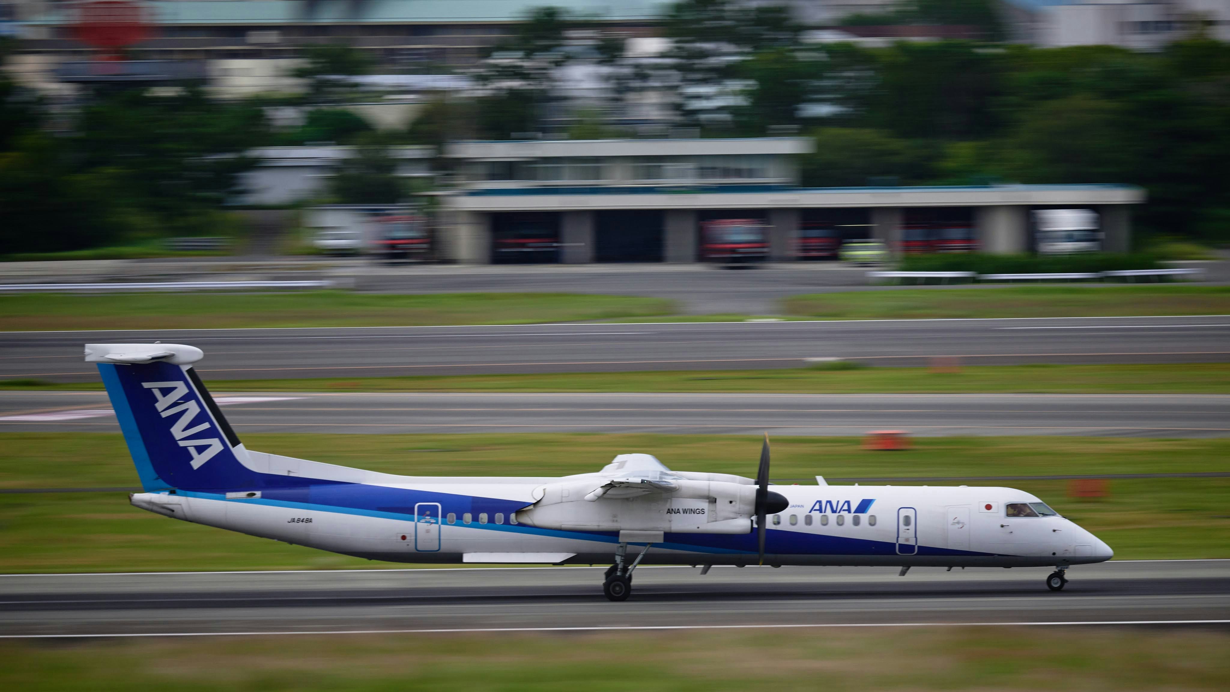 滑走路を走行するANAの旅客機の側面画像