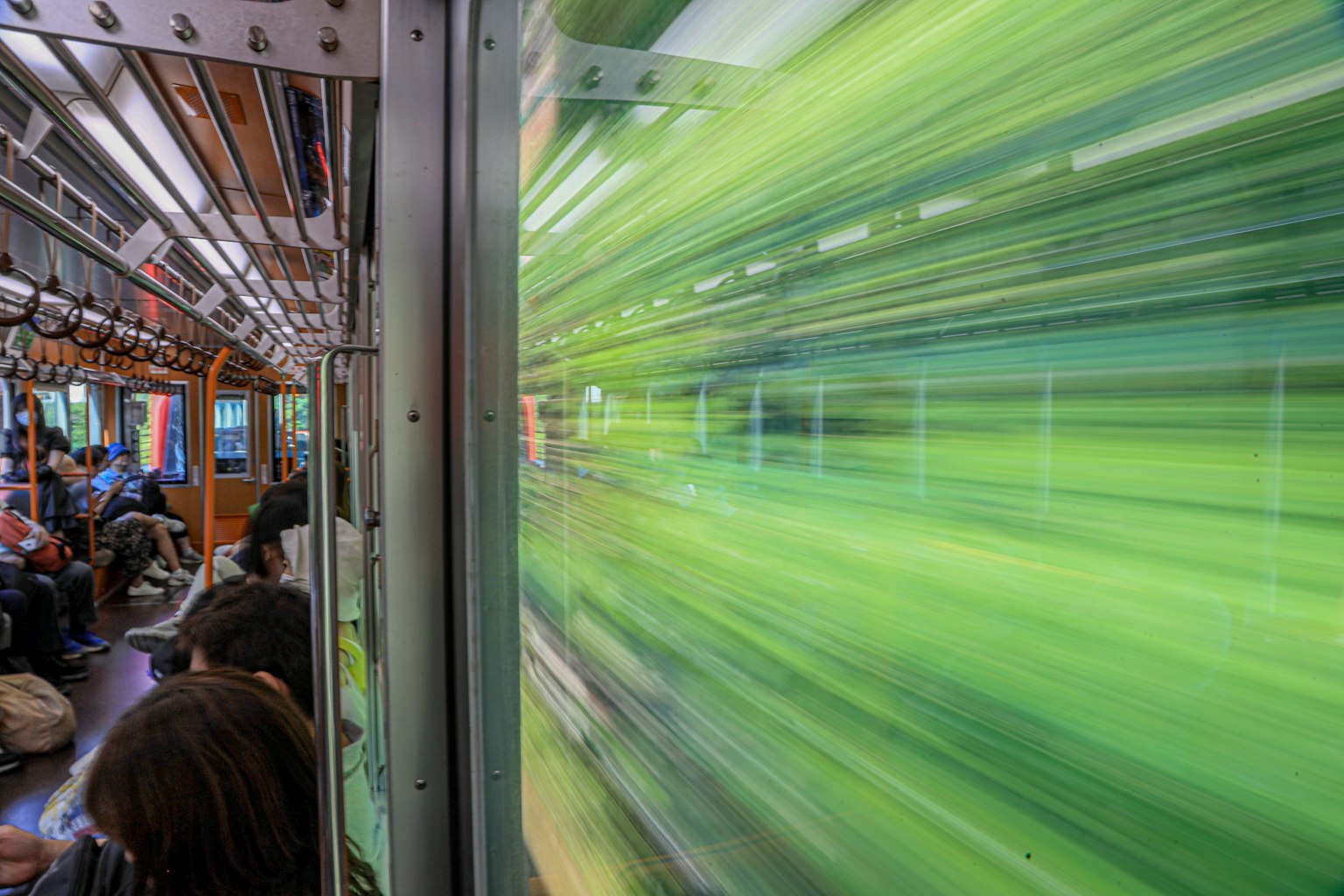 Vue floue de la verdure passant par la fenêtre d'un train