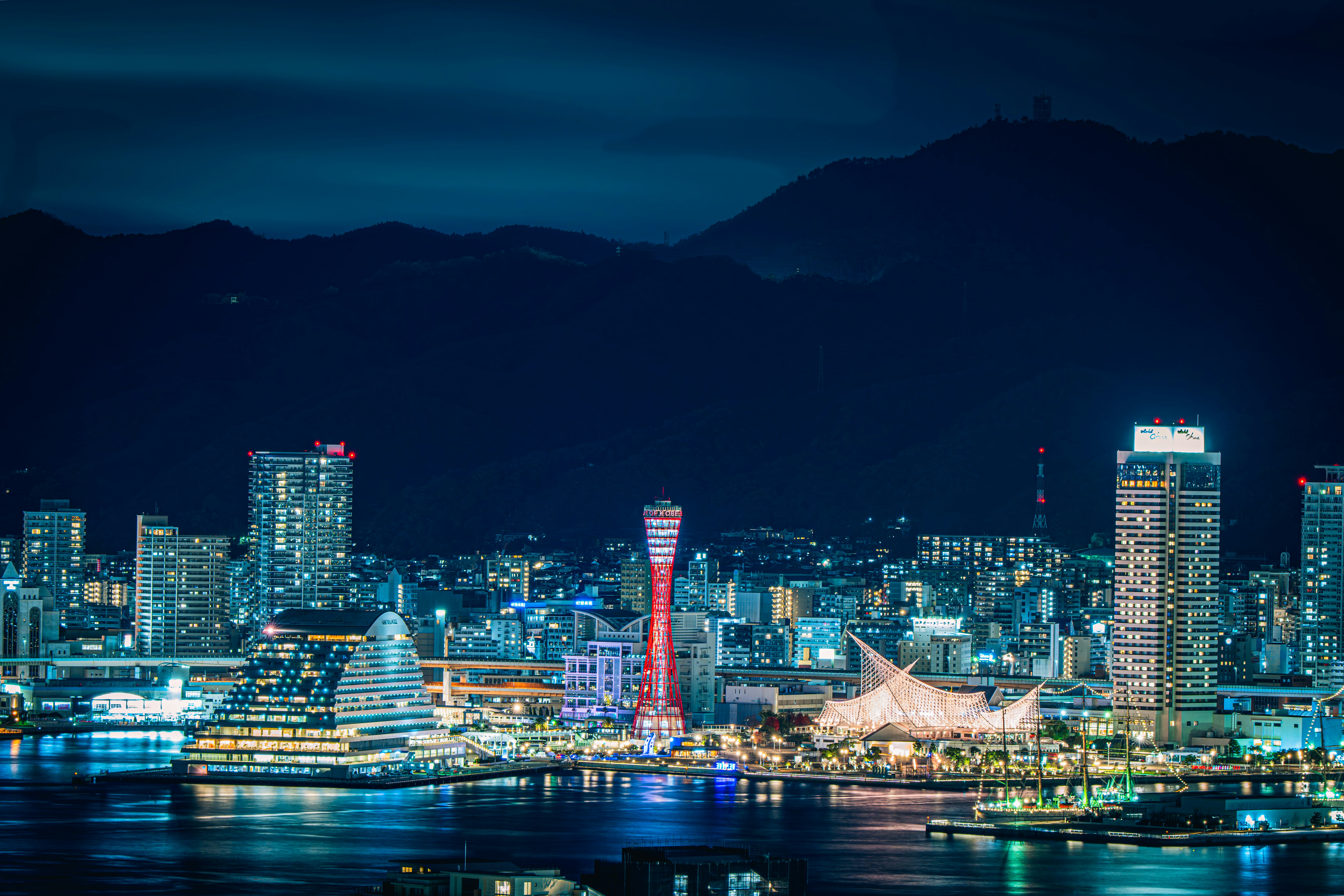 美麗的神戶港夜景，背景是瑪雅山