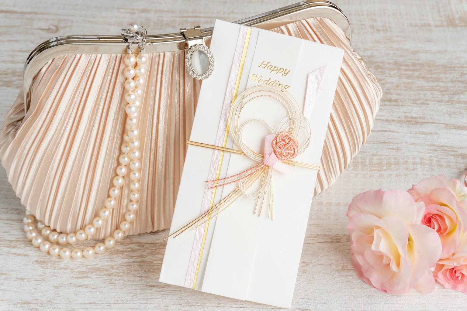 Image d'un sac à main rose avec une carte d'invitation embellie