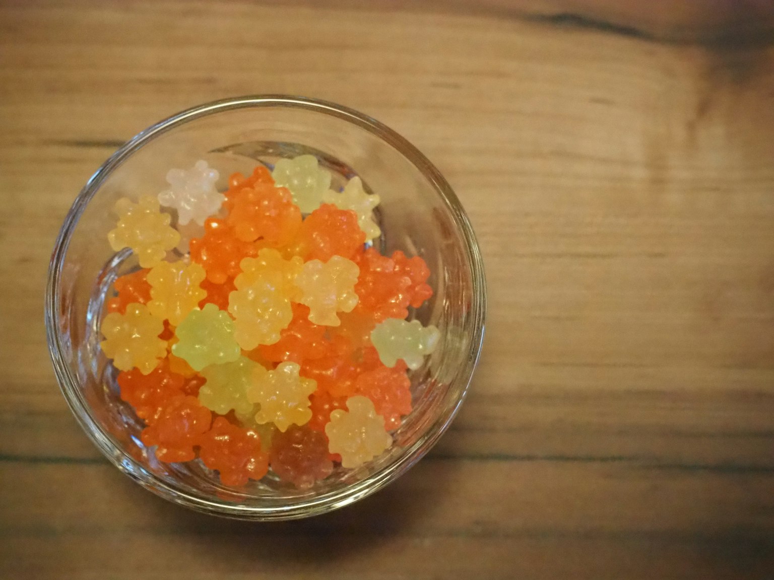 Kẹo gelatine nhiều màu trong bát thủy tinh