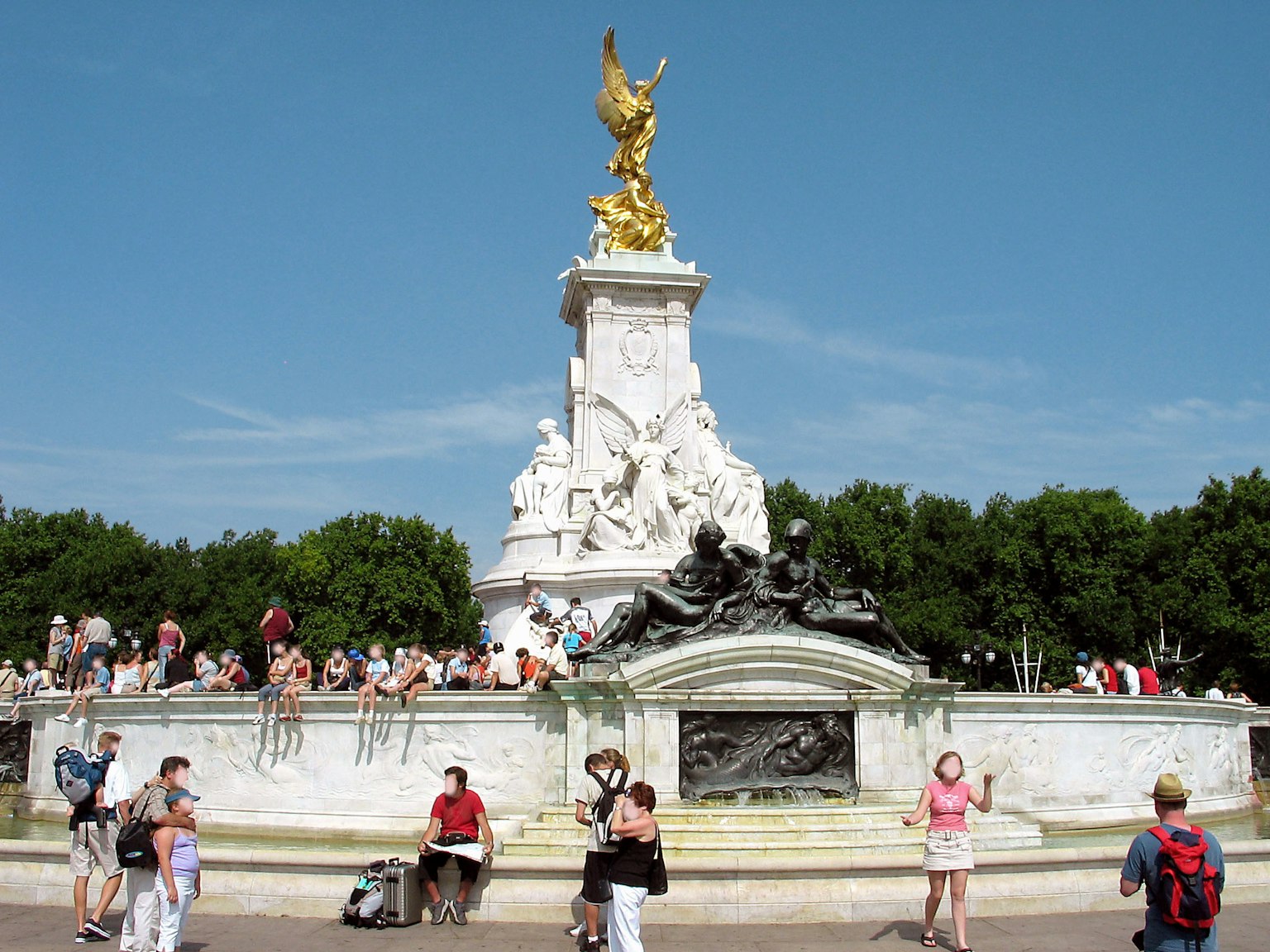Turistas reunidos alrededor del memorial de la reina Victoria cerca del Palacio de Buckingham