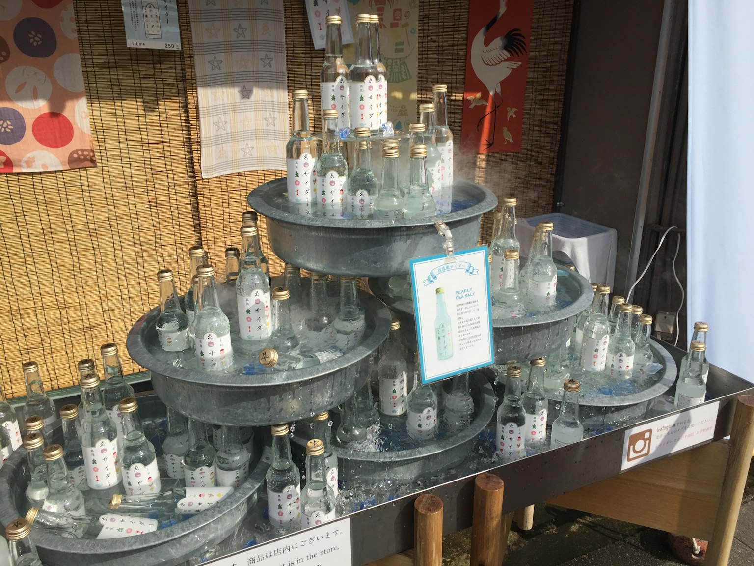 Affichage de bouteilles transparentes empilées avec un fond japonais traditionnel
