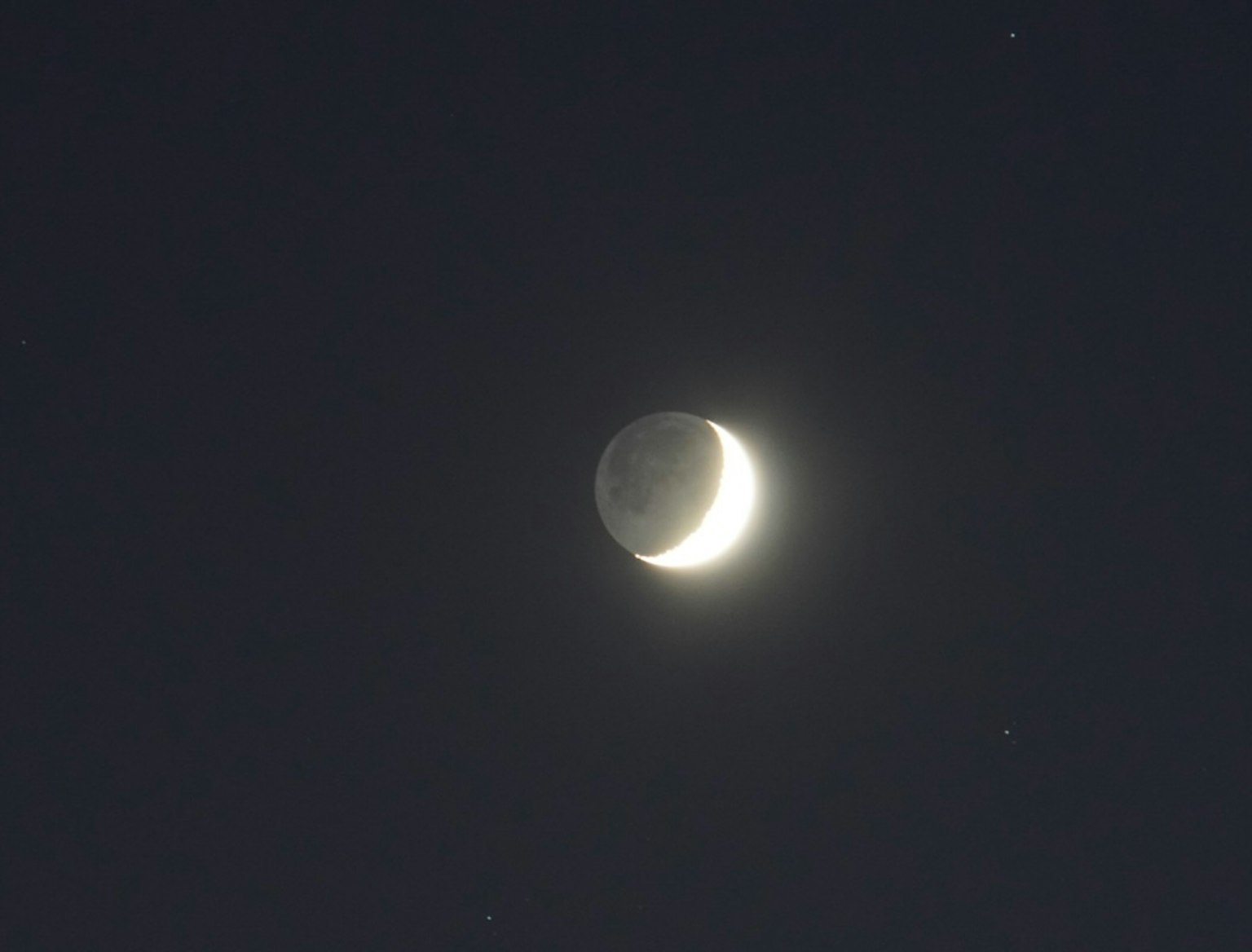 夜空中的細長新月與星星
