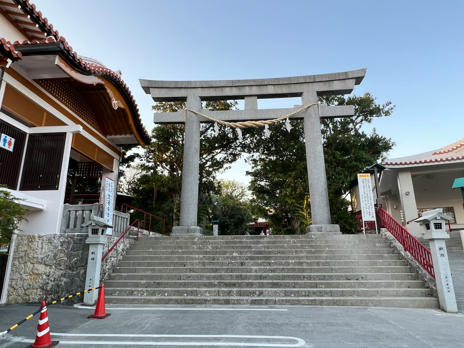 石头鸟居在楼梯顶端