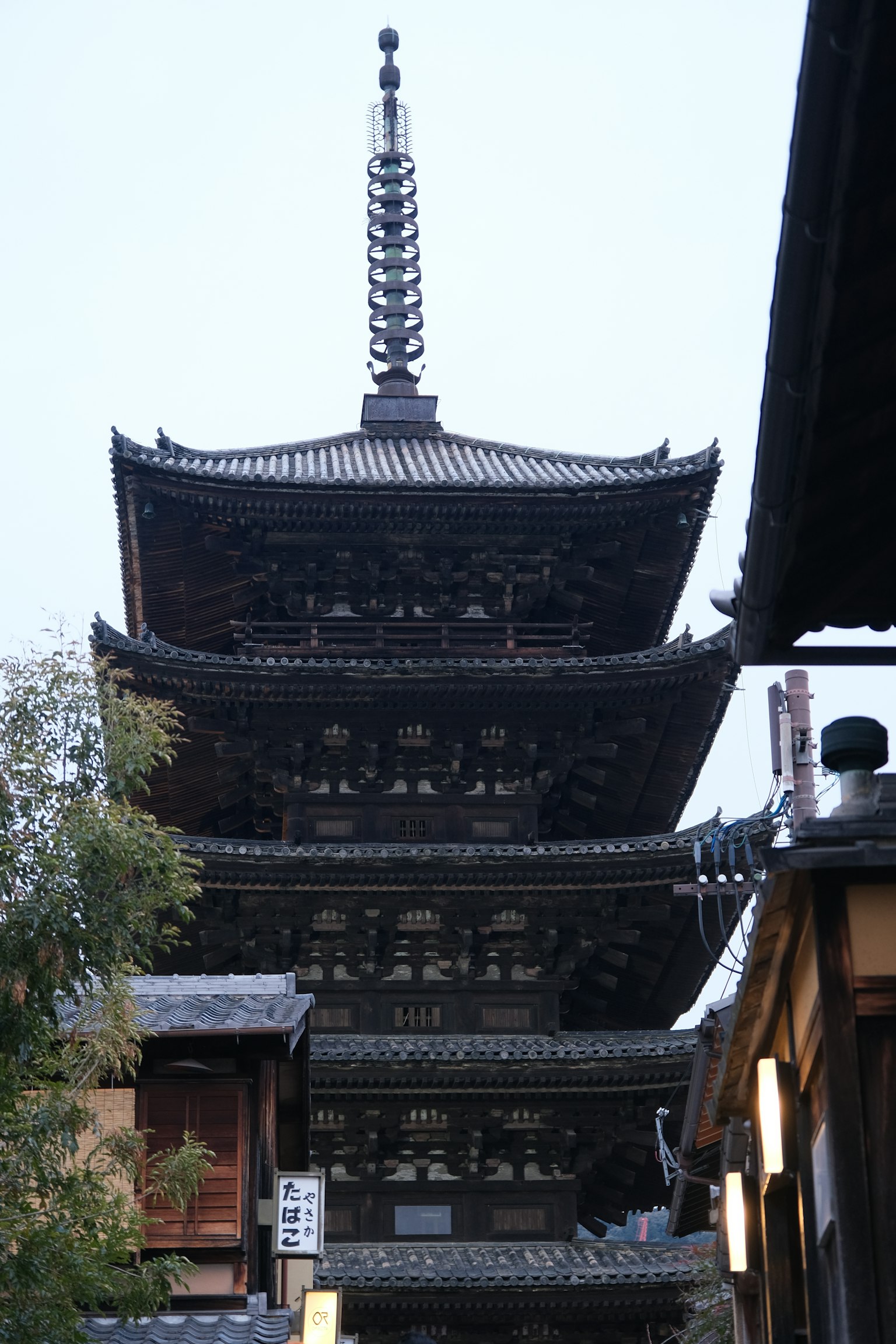 Un'antica pagoda giapponese che svetta in un paesaggio crepuscolare
