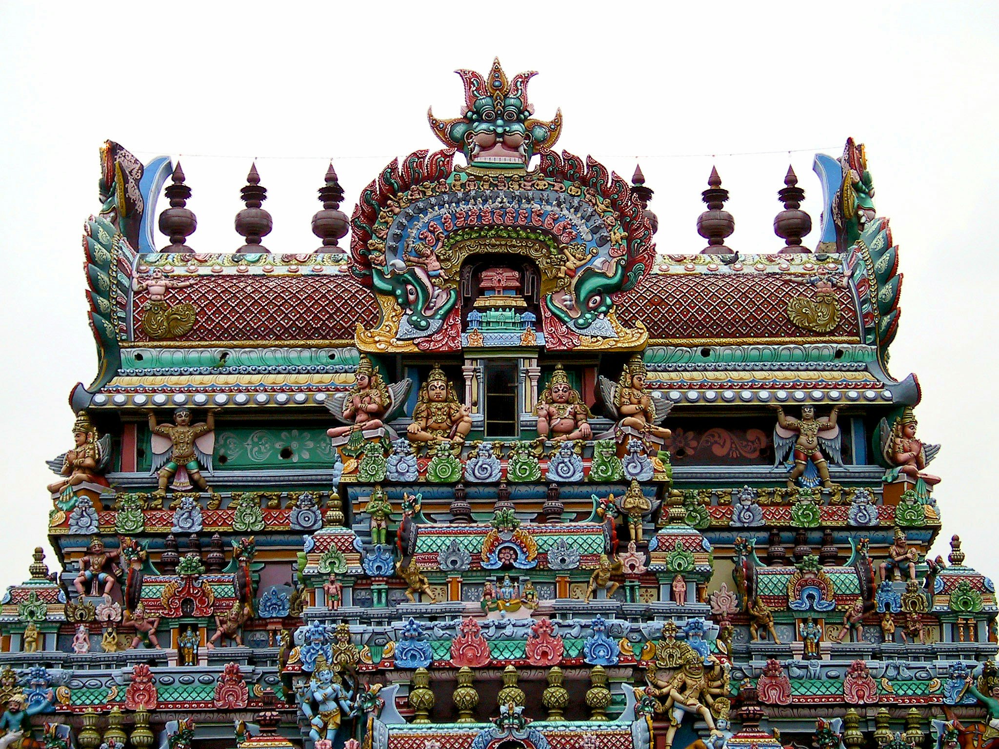 色彩繽紛的寺廟正面建築
