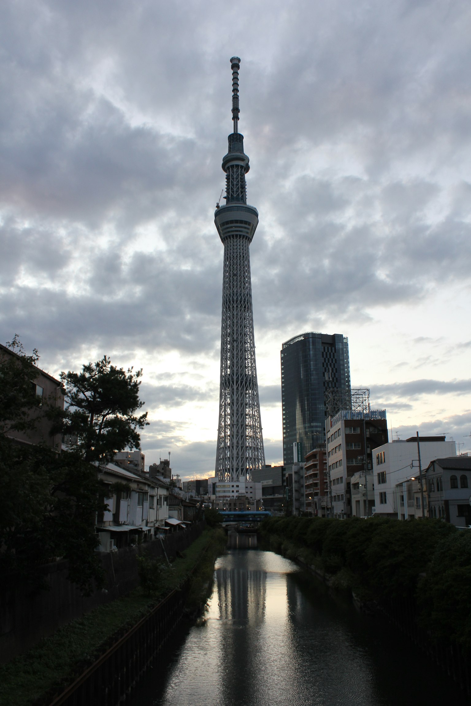 Tokyo Skytree steht am Fluss in der Dämmerung