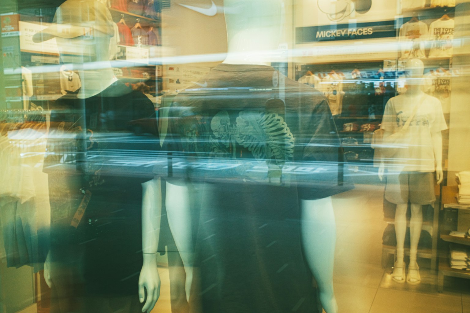 Manekin kabur di jendela toko dengan latar belakang berwarna