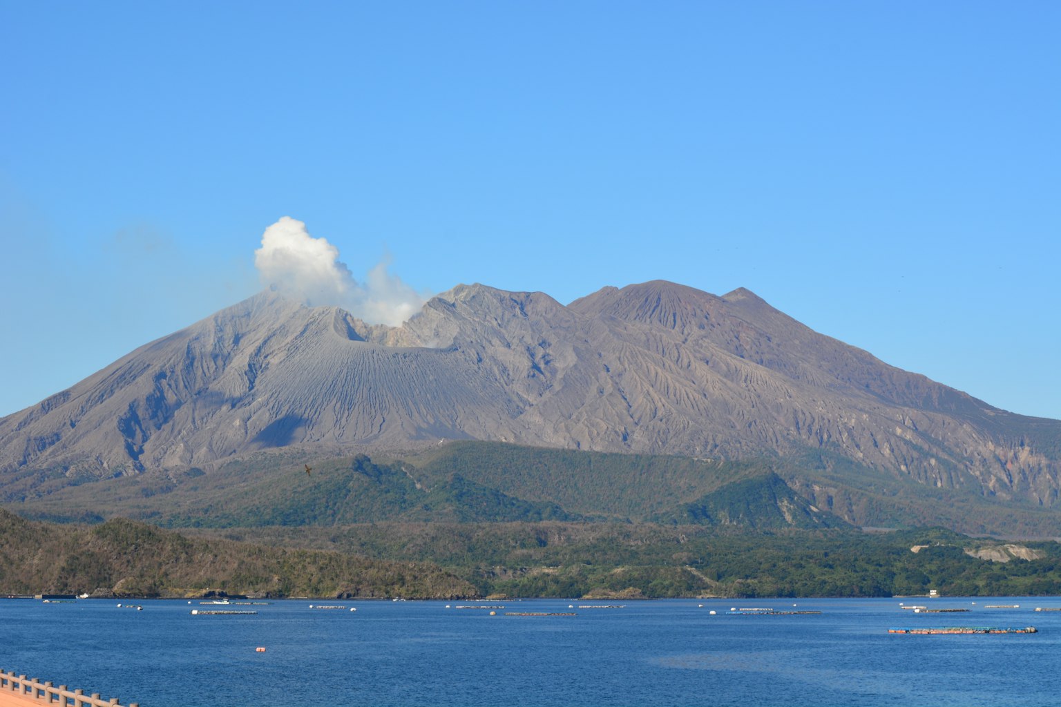 在晴朗的蓝天下，活火山冒烟的景色