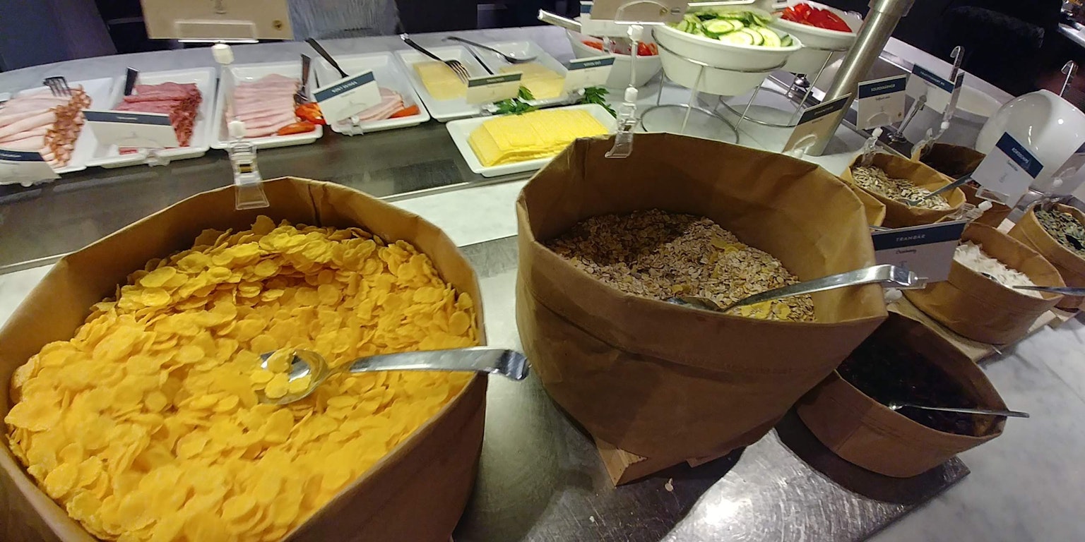 Sezione di buffet con ingredienti colorati in ciotole