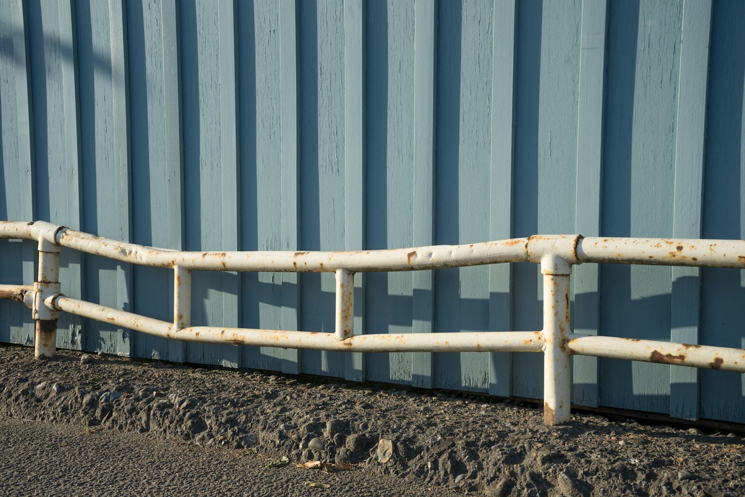 Weiße Holzwand vor einer blauen Wand
