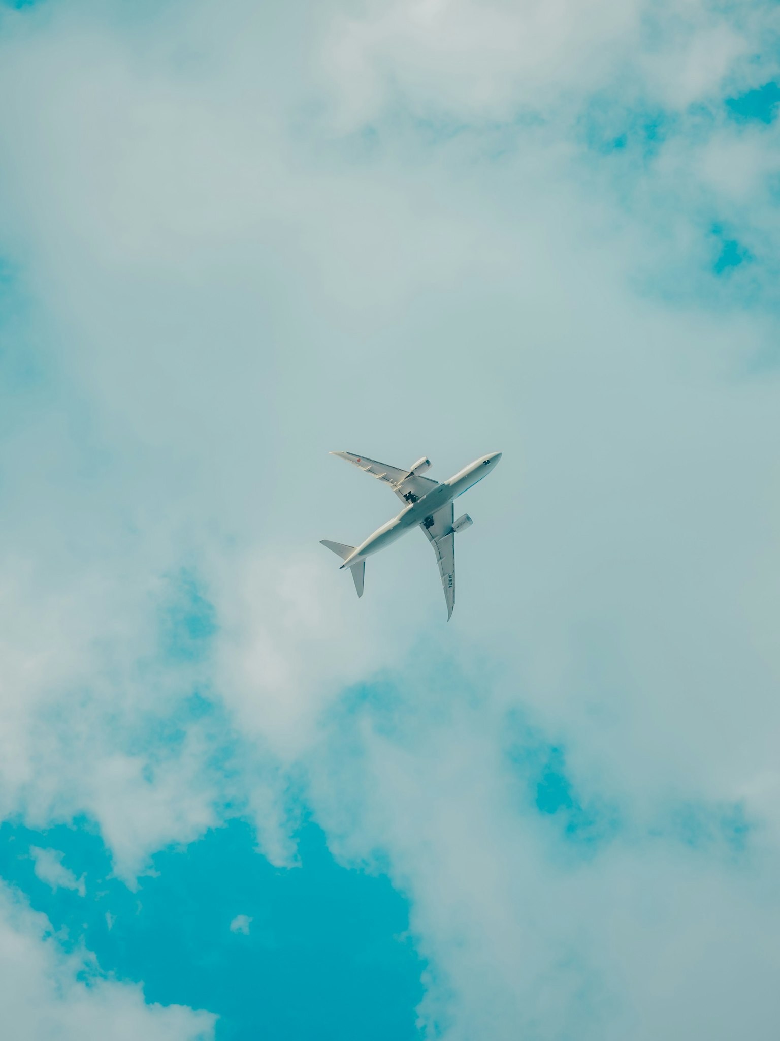 Un avion volant dans le ciel avec des nuages et un fond bleu