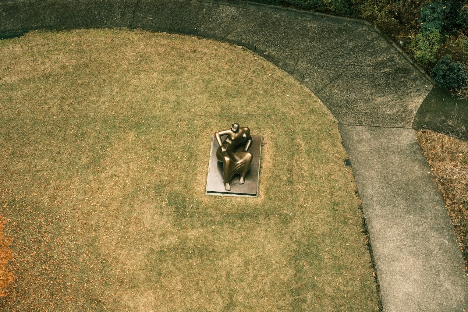 公园中央的雕塑周围是绿色草地