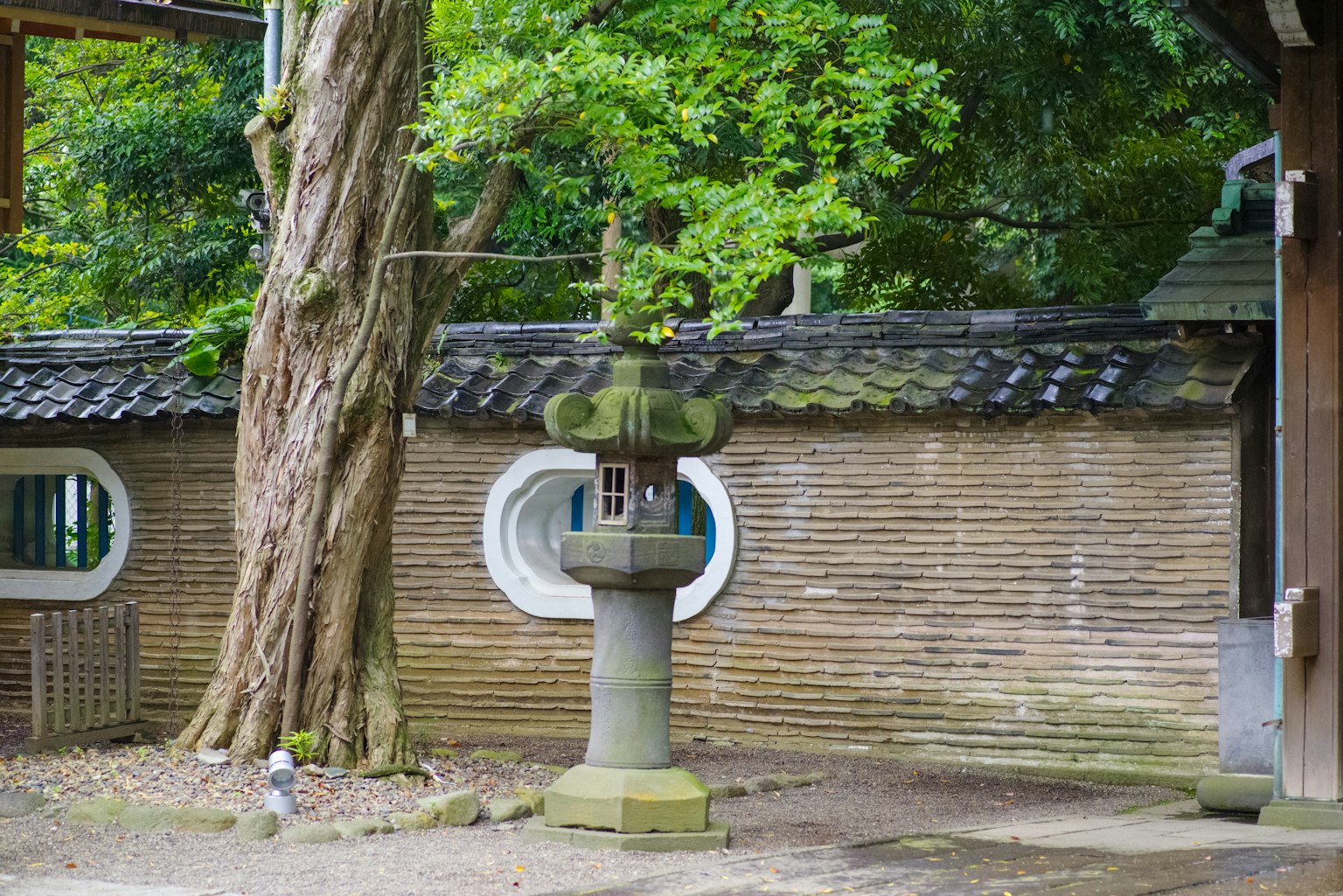 Una escena de jardín serena con una antigua linterna de piedra y vegetación exuberante