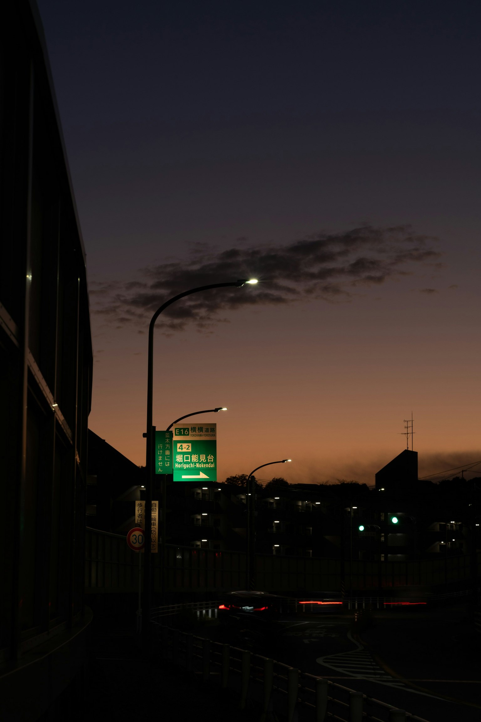 Paysage urbain au crépuscule avec lampadaires et enseignes