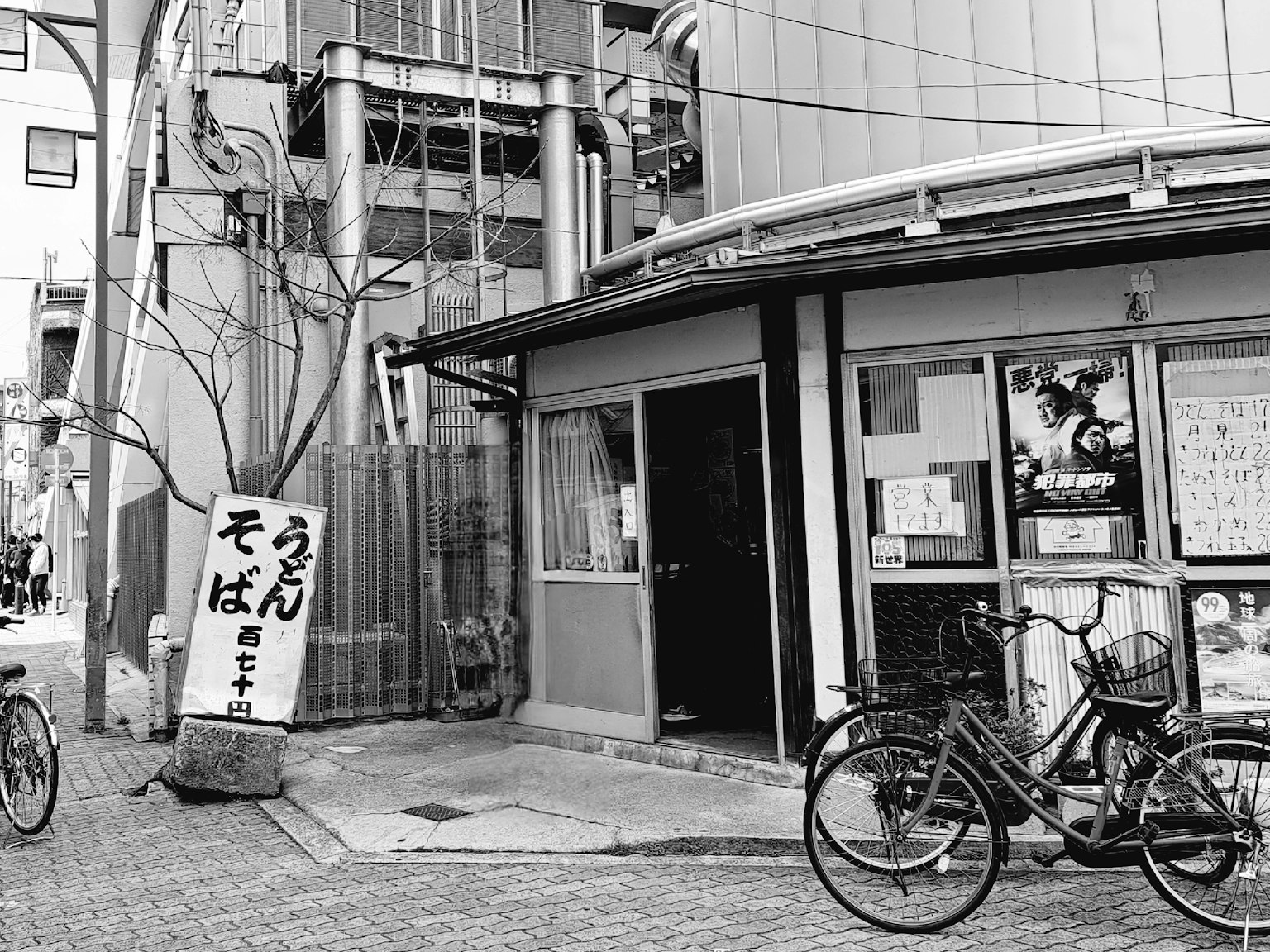 Außenansicht eines alten japanischen Soba-Restaurants mit einem Fahrrad und einem Schild