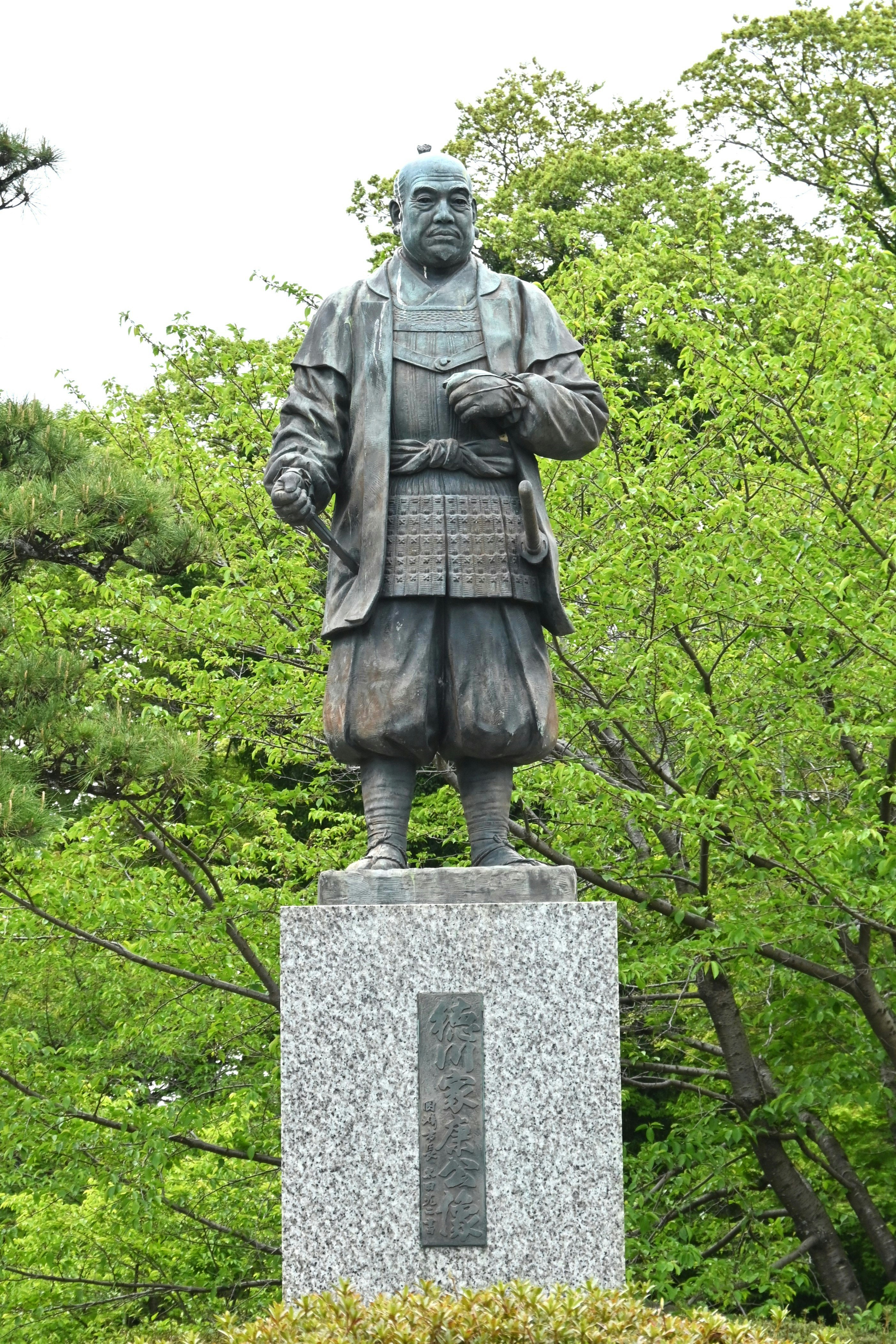 Statue du château d’Okazaki (Okazaki, Aichi) et parc verdoyant