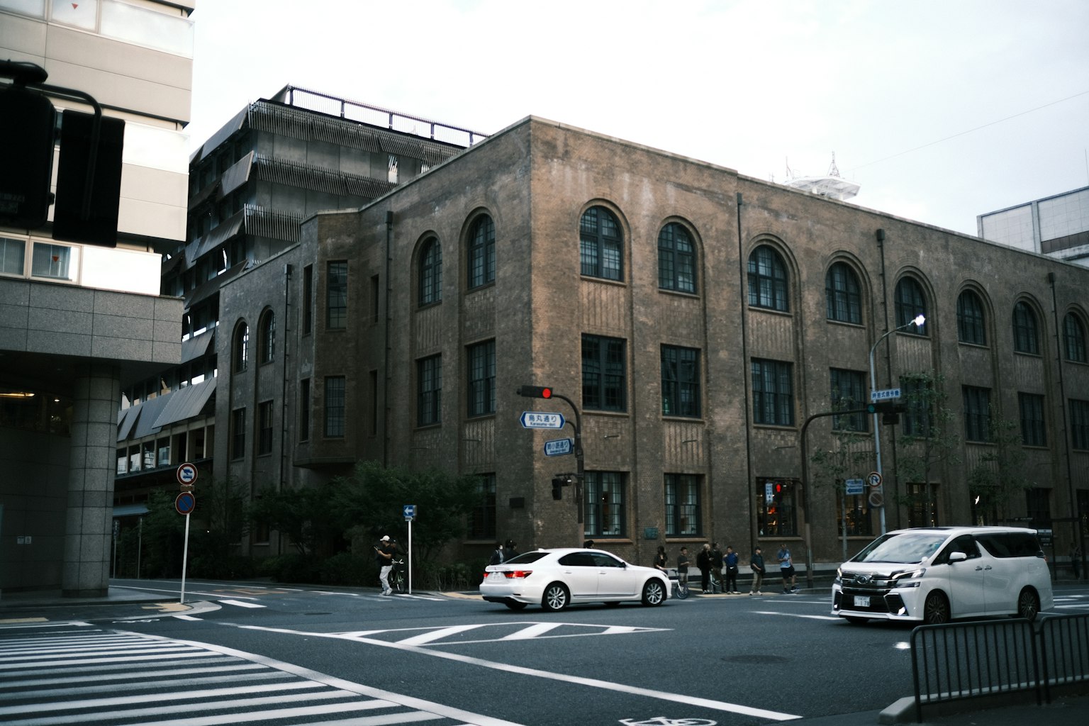 历史砖建筑在城市交叉口现代建筑背景