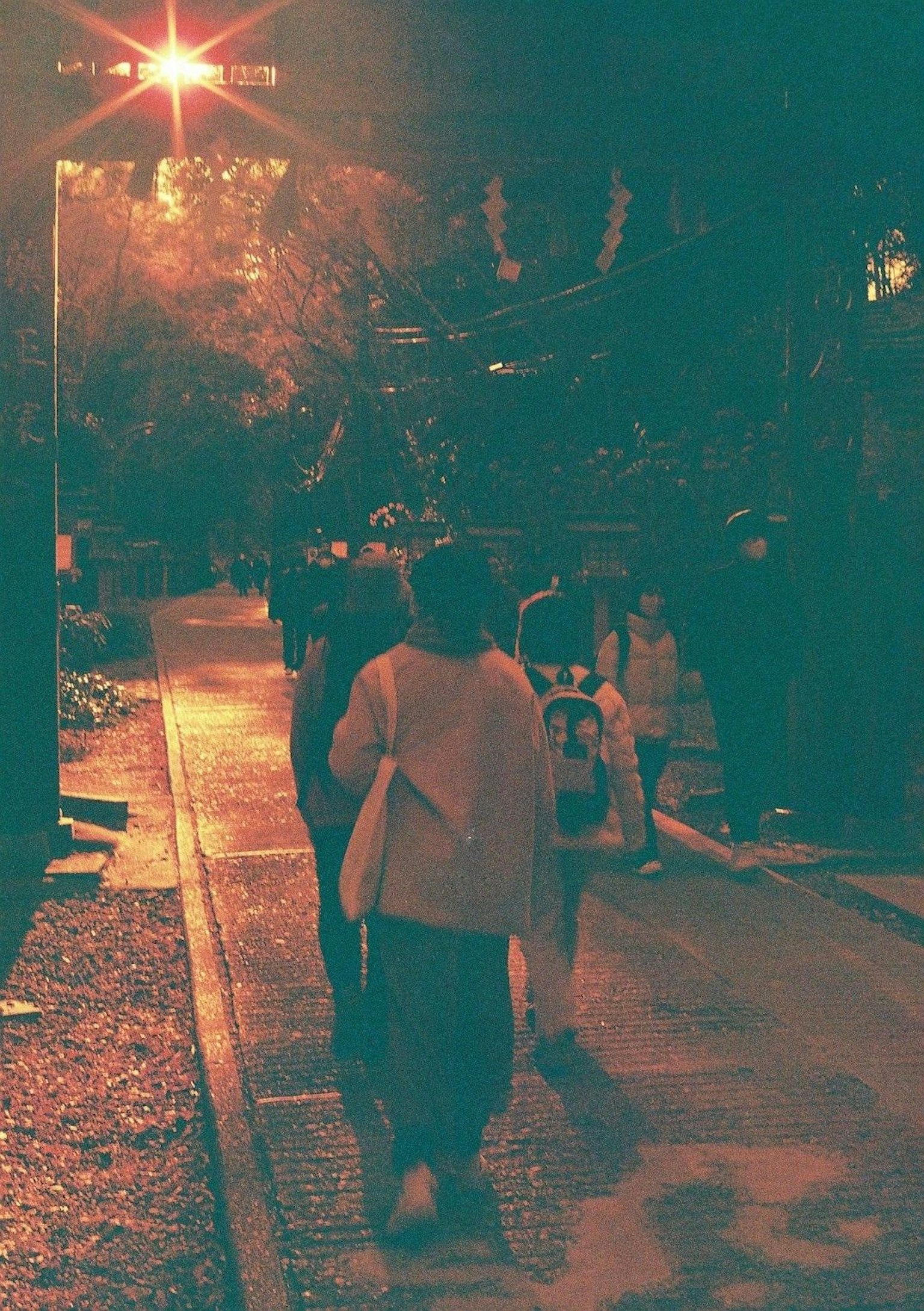 夜晚行走的人們的輪廓與街燈的光輝