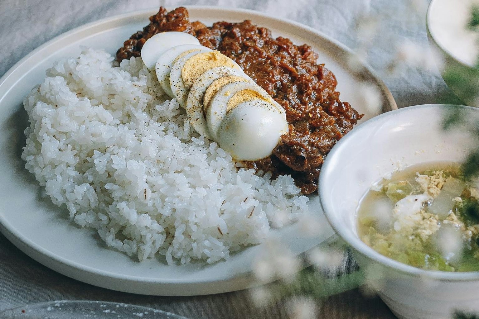 Assiette de riz avec du boeuf et des œufs durs