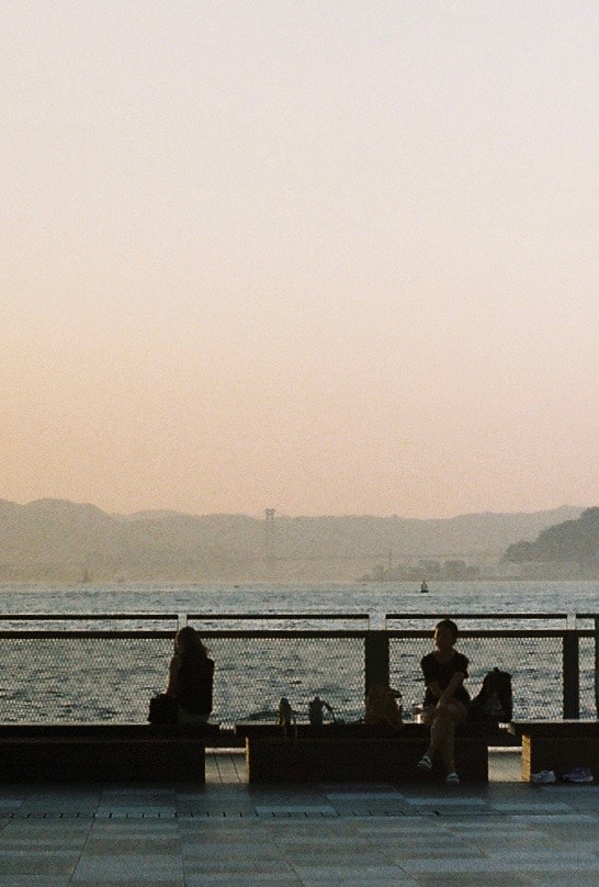 海辺の防波堤と夕暮れの水平線