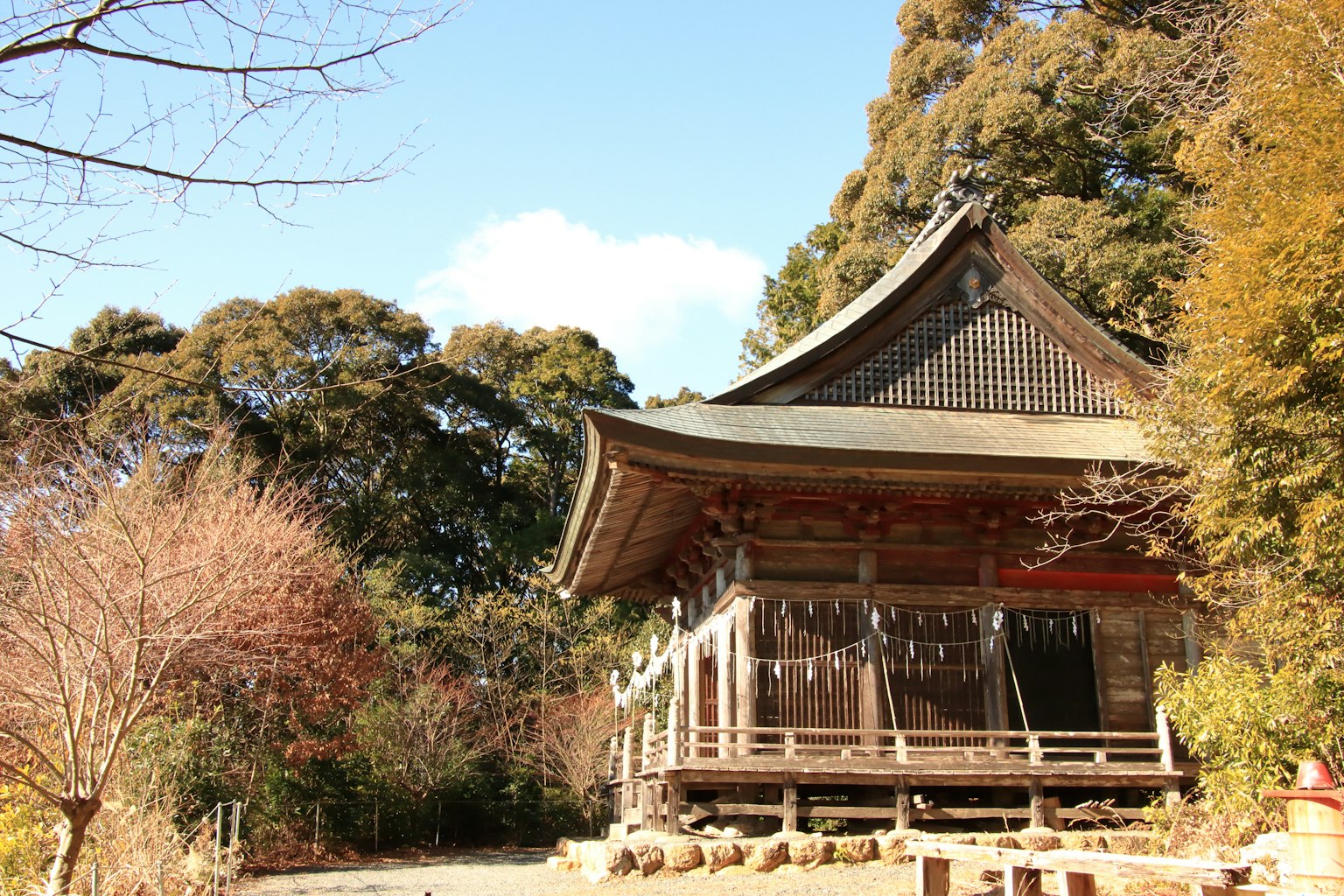 一座被树木环绕的美丽神社建筑