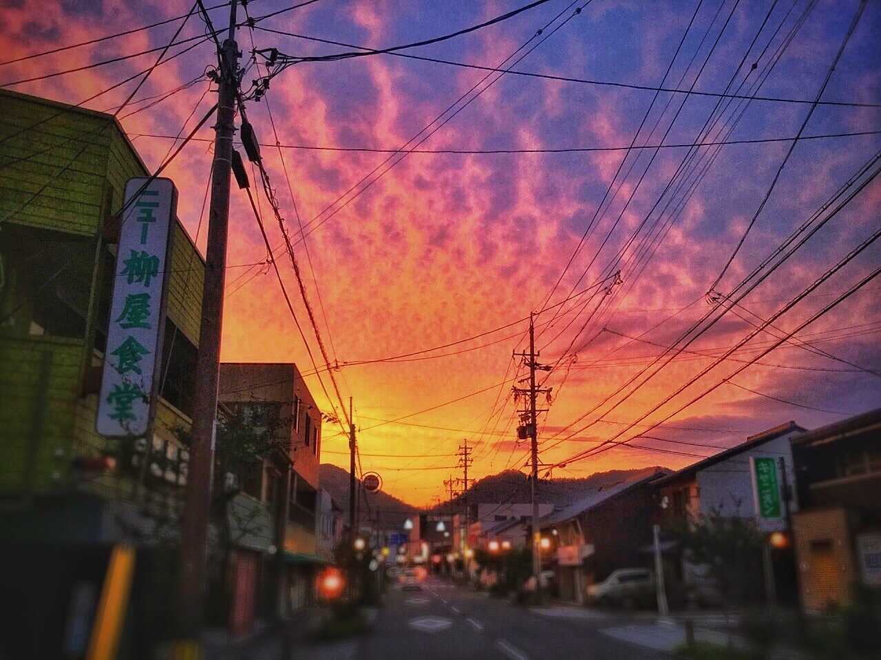 焼け空の夕暮れに続く町並みの街路