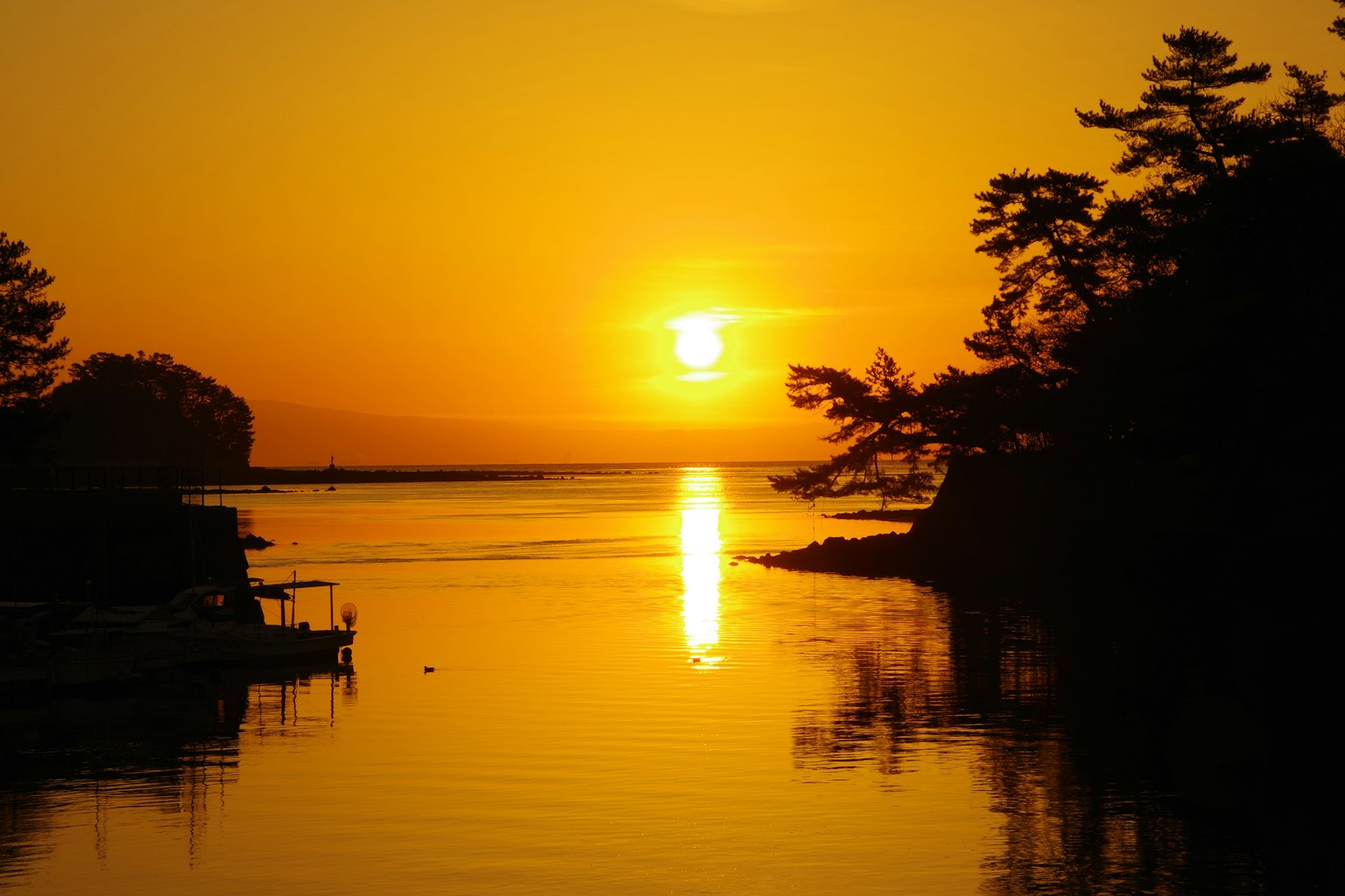 Hermoso atardecer reflejándose en el agua tranquila