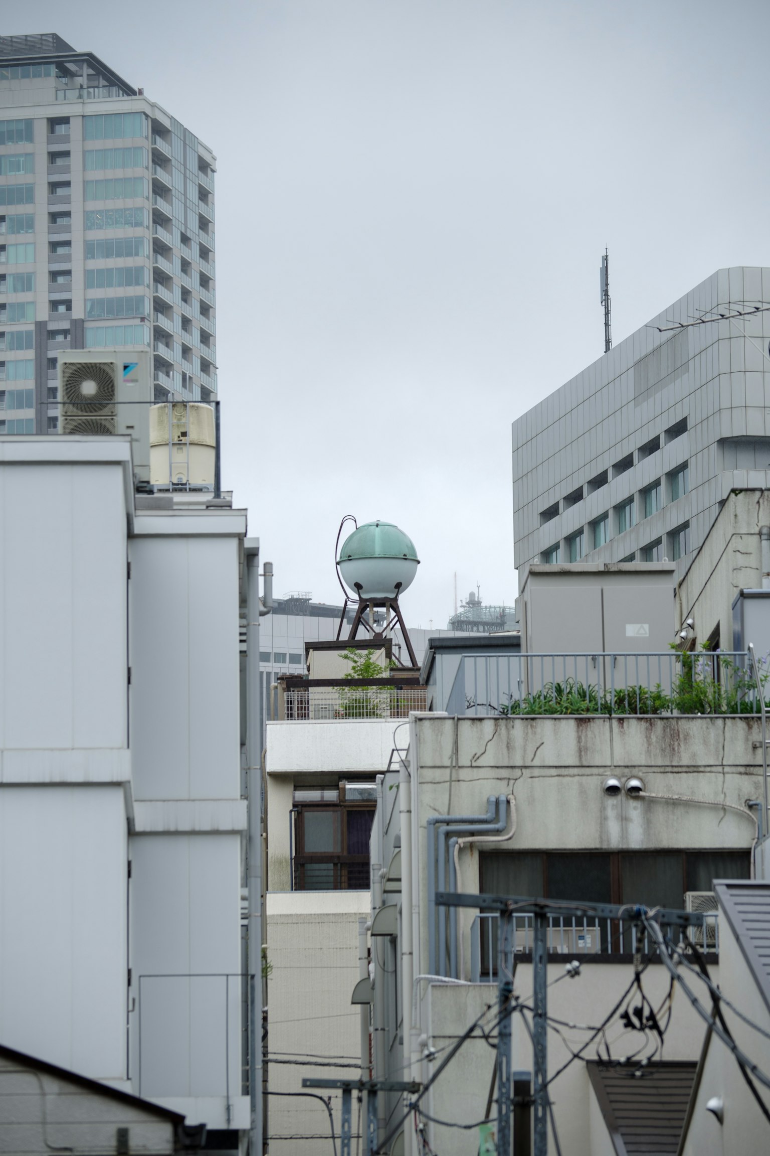 Un objet en forme de globe bleu situé entre des bâtiments urbains