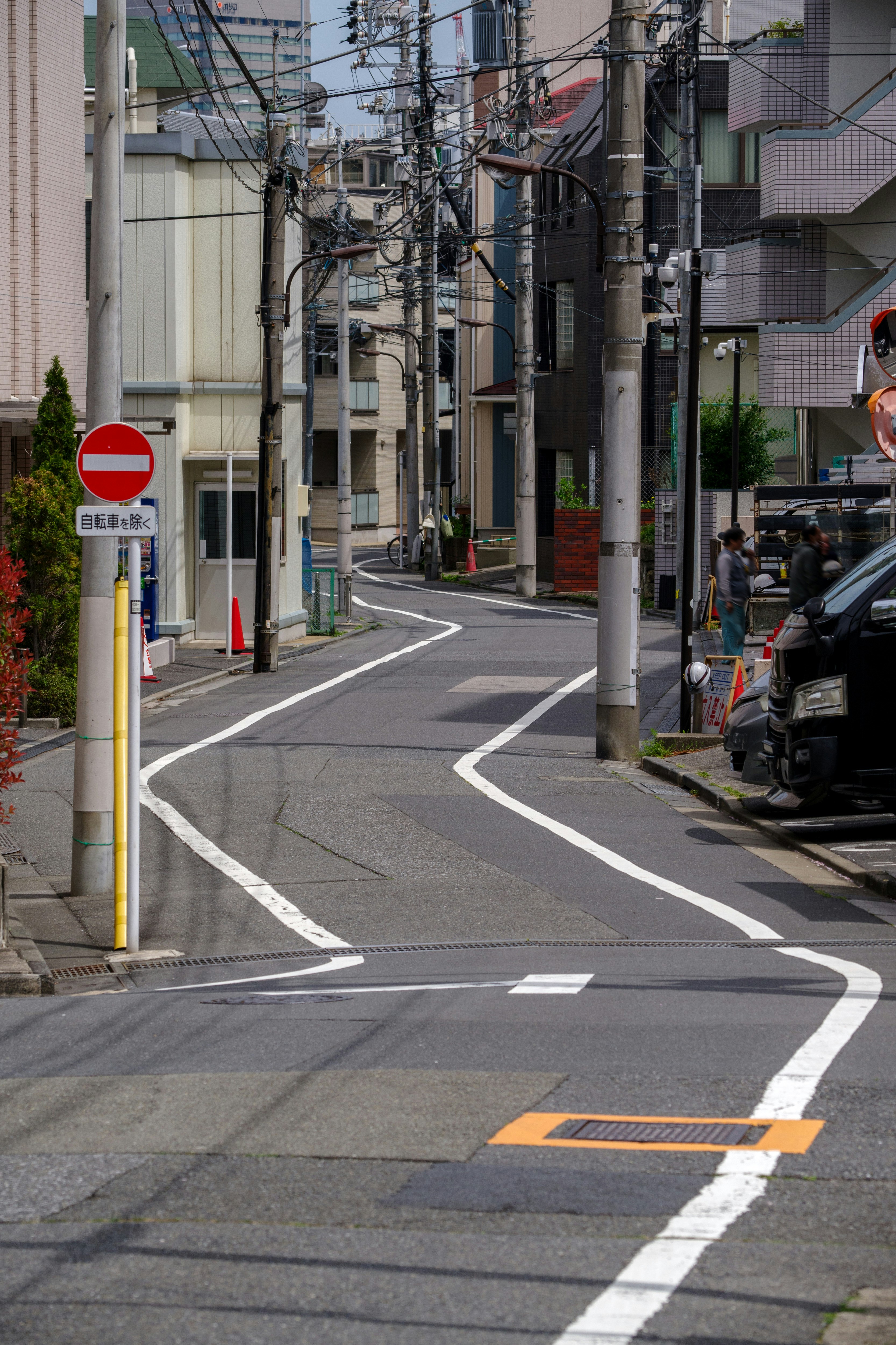 路地の電柱と標識が並ぶ街角
